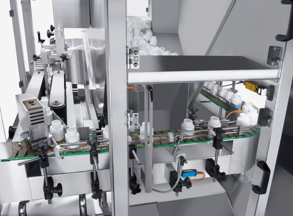 BOTTLE ORIENTATING ASSEMBLY